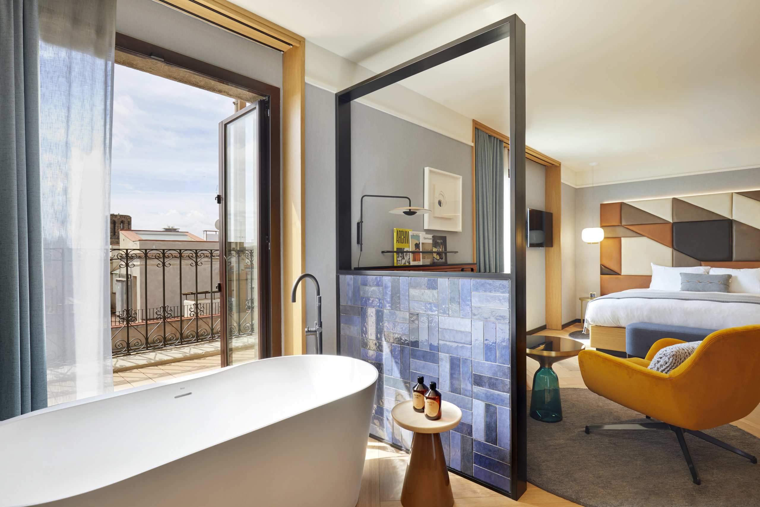 Junior Suite loft style. Bathtubs with city views